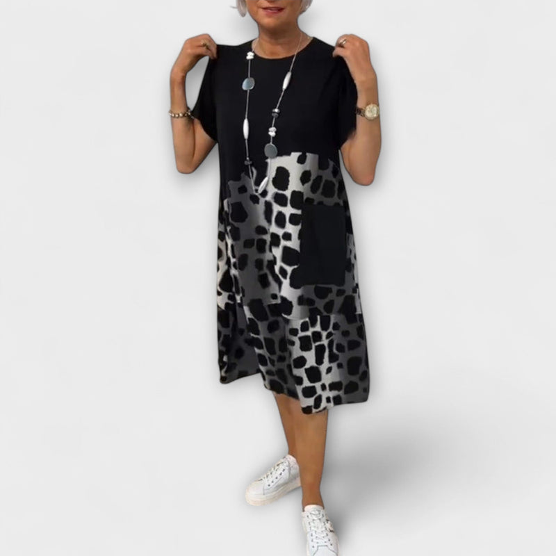 Allison - Chic Luipaardprint Midi Jurk met Korte Mouwen