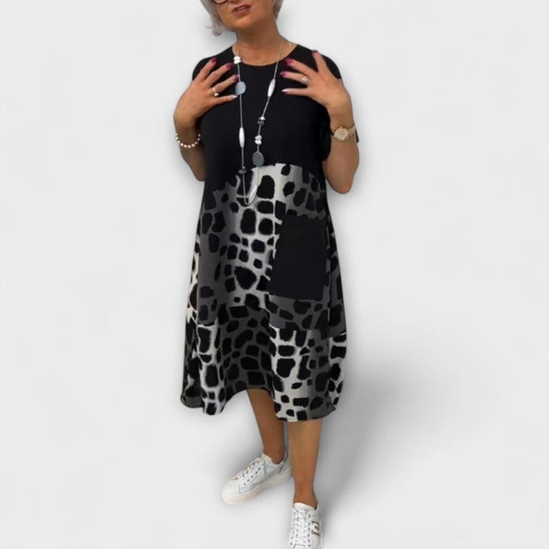 Allison - Chic Luipaardprint Midi Jurk met Korte Mouwen