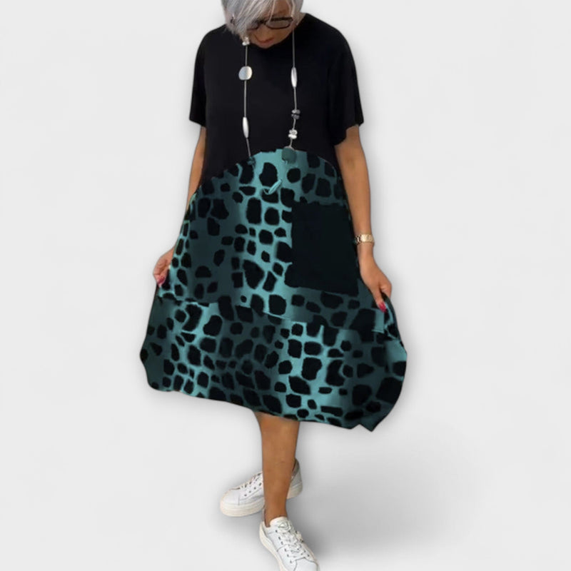 Allison - Chic Luipaardprint Midi Jurk met Korte Mouwen