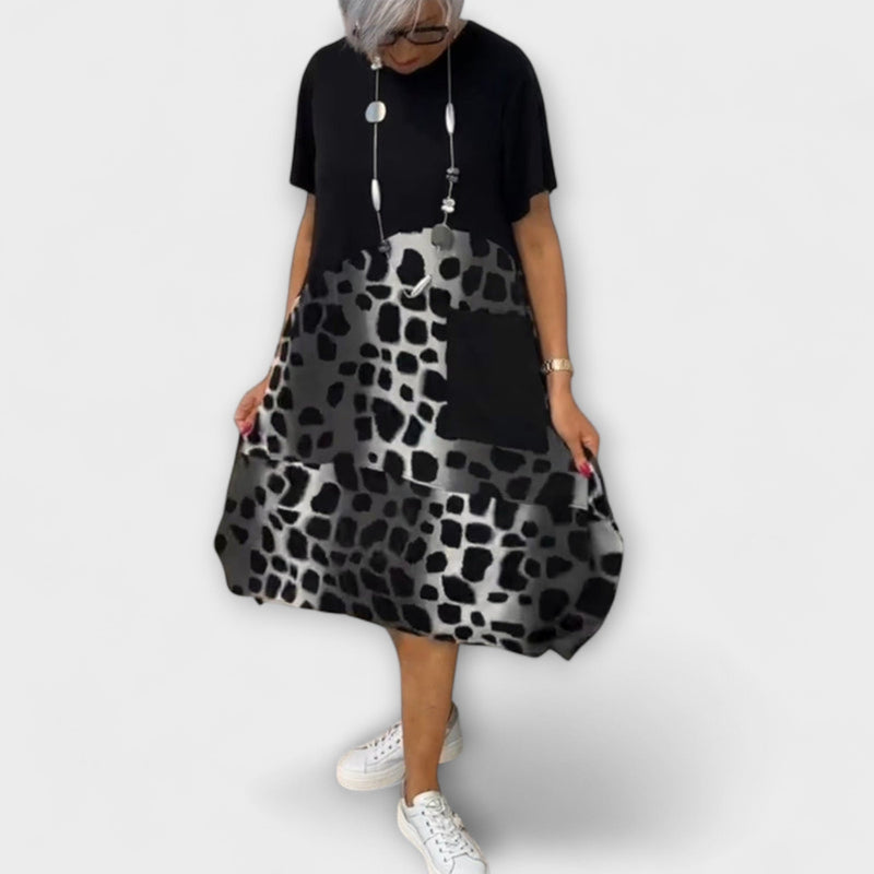 Allison - Chic Luipaardprint Midi Jurk met Korte Mouwen