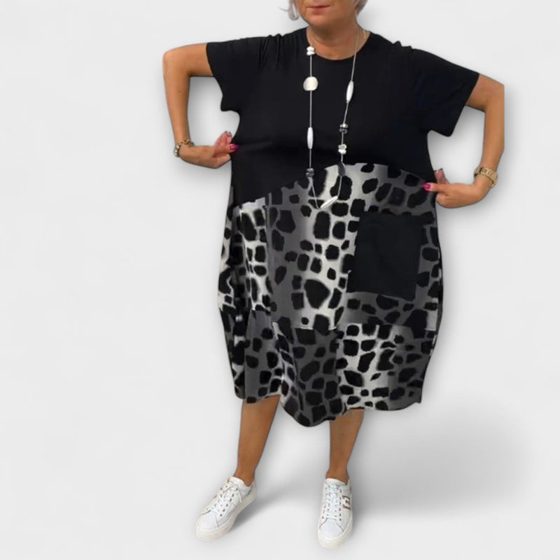 Allison - Chic Luipaardprint Midi Jurk met Korte Mouwen