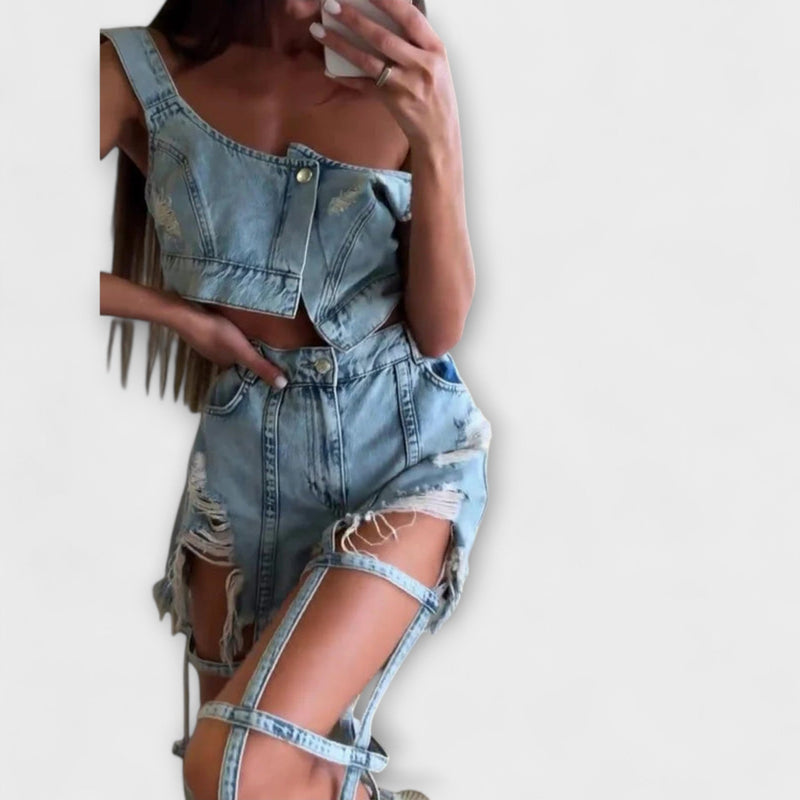 Gaia - Stijlvolle lichtblauwe denim crop top met banddetails en gescheurde shorts set